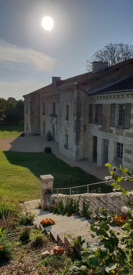 Domaine De Bourgville Monts-sur-Guesnes Exterior foto